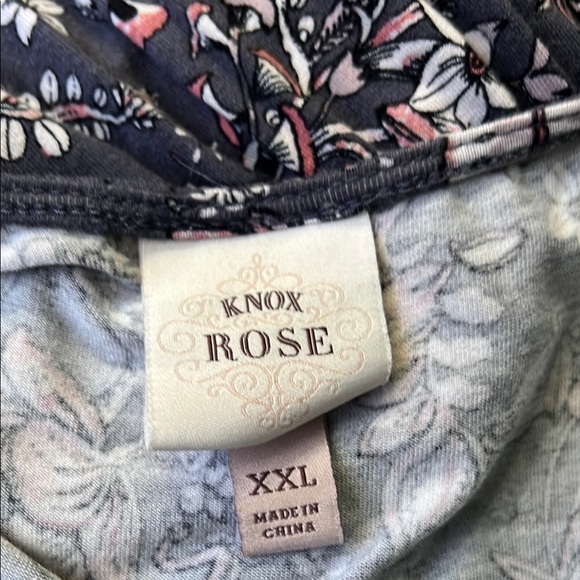 Knox Rose Floral Sleeveless Top - Gray (54) - Picture 3 of 3